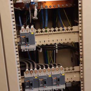 Kisfeszültségű, erősáramú szerelés